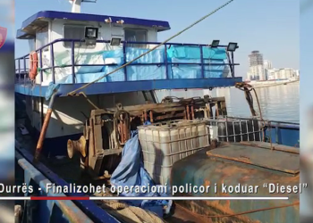 A trawler with 80,000 liters of diesel is blocked by the police, the administrator, captain and mechanic are wanted