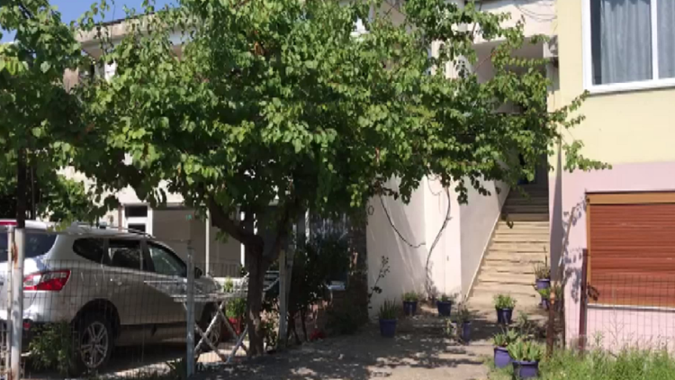 The boy wounds his mother with a knife in Fier, the author had just returned from emigrating to Germany