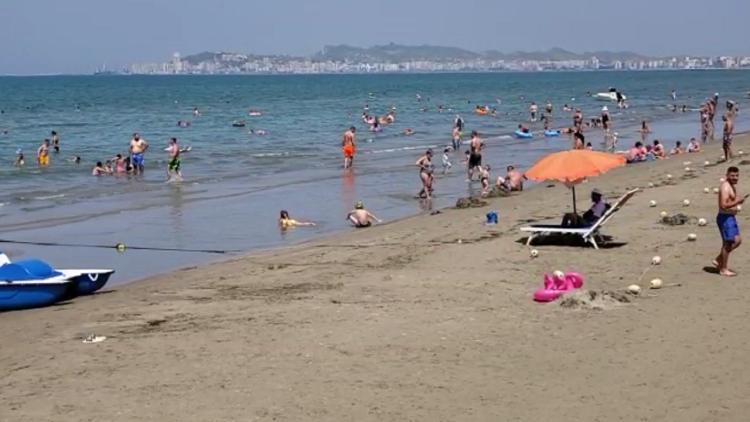Albanians spend the first weekend of July by the sea, vacationers fill the beaches of Durrës