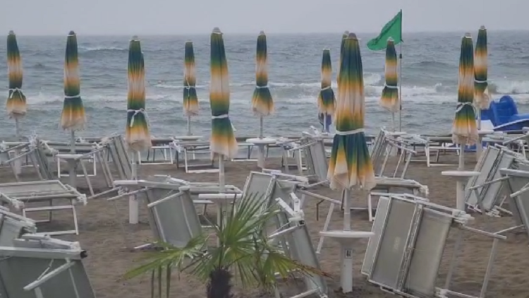 The rain and the strong wind keeps vacationers away from the beaches of Vlora