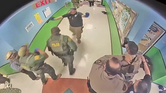 The published video shows how the police wait 77 minutes before intervening in the school massacre in the USA (photos)
