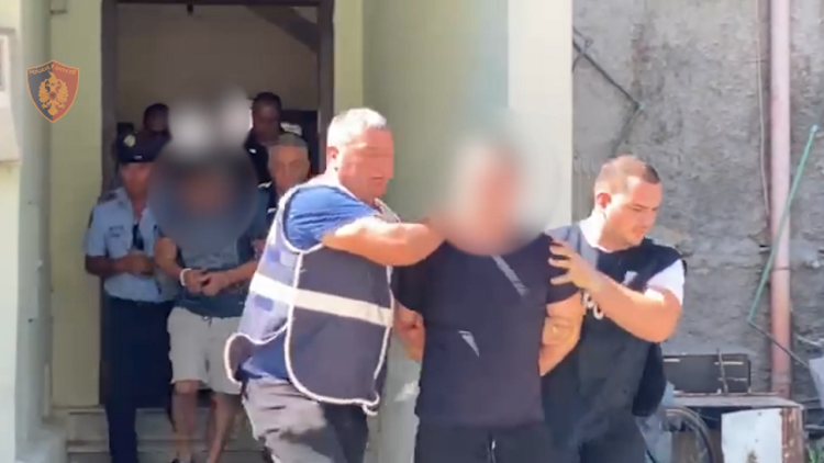 The three young men were arrested for stealing clothes and jewelry from the shops of Fier