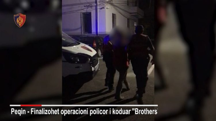 Narcotics and weapons/ Three people are arrested in Peqin, two of them brothers