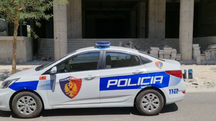 Korça/ The truck catches fire while moving