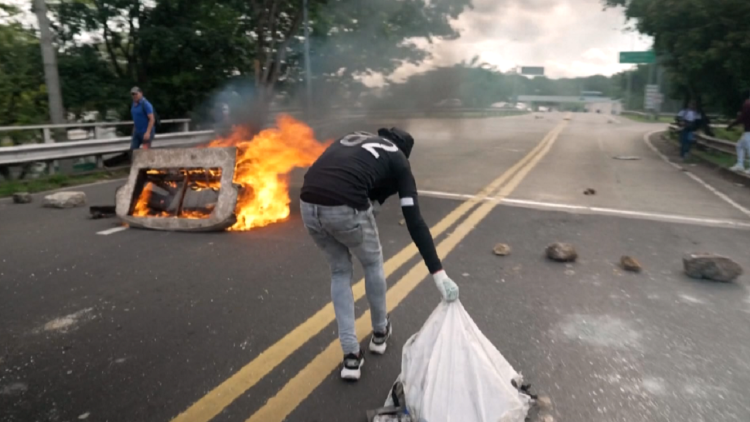 Violent protests in Panama, the president surrenders: We raise prices