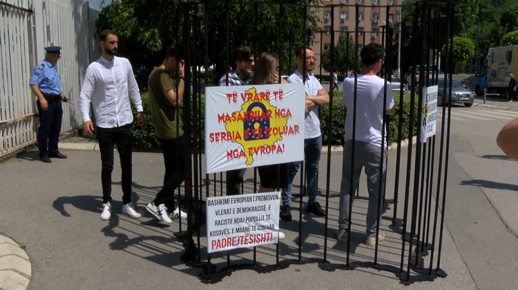 “Remove visas”/ Young people protest in front of the EU office in Kosovo