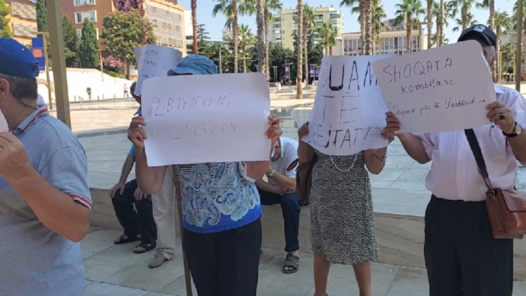 People with disabilities protest in front of the Durrës municipality: We have not received compensation for seven months
