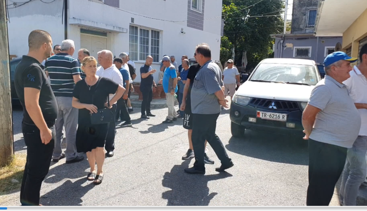 Protest for subsidies/ Together with the farmers of Shkodra, the MPs of the Democratic Party are also protesting