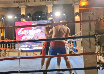 The night of boxing champions in Shkodër/ In the ring in the open square, professional and amateur boxers met