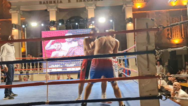 The night of boxing champions in Shkodër/ In the ring in the open square, professional and amateur boxers met