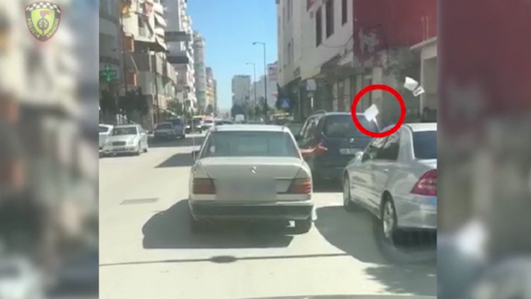 The citizen in Fier was fined for throwing garbage from the car