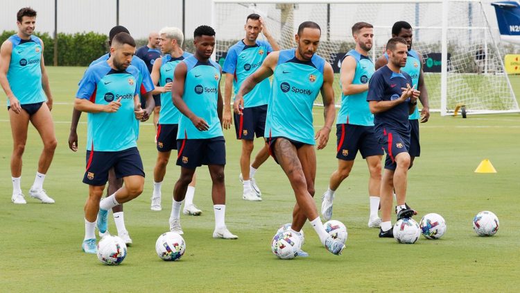Surprise visit for Barca, two former players join them in Miami