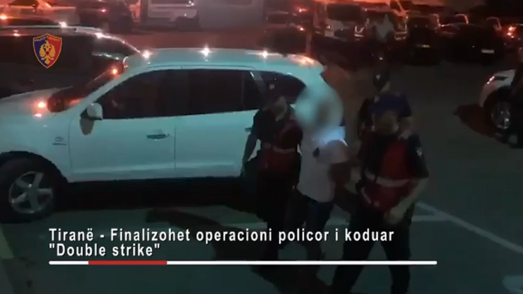 Sniper, pistol and police document in the car, the moment two people were arrested in Tirana