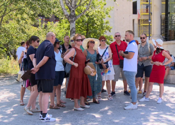 Tourists from all over the world in Tirana/ They choose to visit the capital first, then the coast