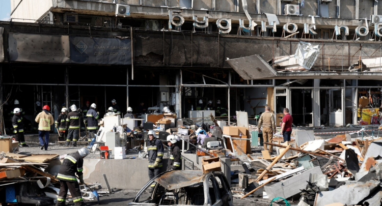 Ukraine, dozens killed and hundreds injured by Russian missiles
