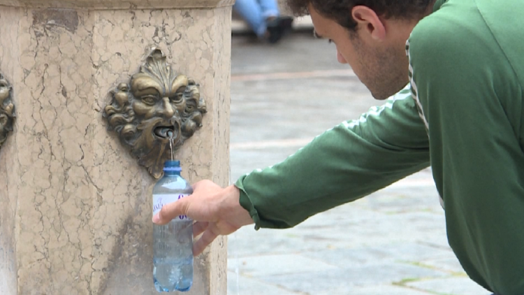 Venice “bans” plastic bottles: People drink water from fountains