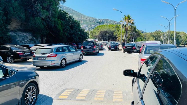 Sunday at the beach, heavy traffic in the city of Vlora