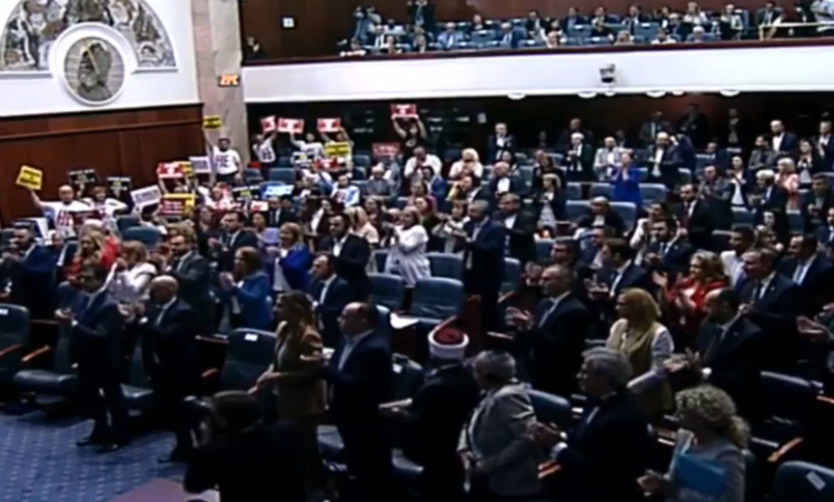 “The Macedonian language is yours”, Von der Leyen leads the majority in the parliament. VMRO: Traitors