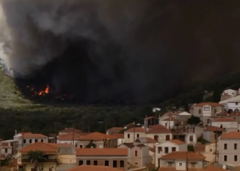 Two villages in Greece are engulfed in flames, residents are evacuated