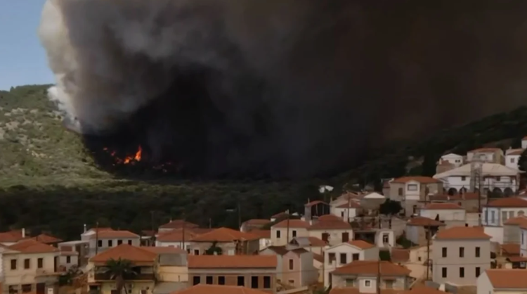 Two villages in Greece are engulfed in flames, residents are evacuated
