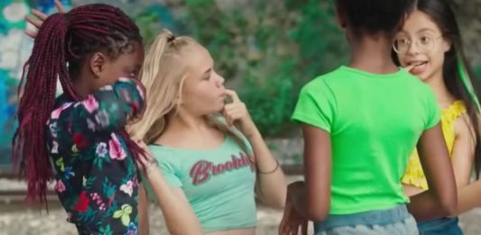 Filmi francez seksualizon fëmijët 11-vjeçarë: Netflix kërkon falje publike