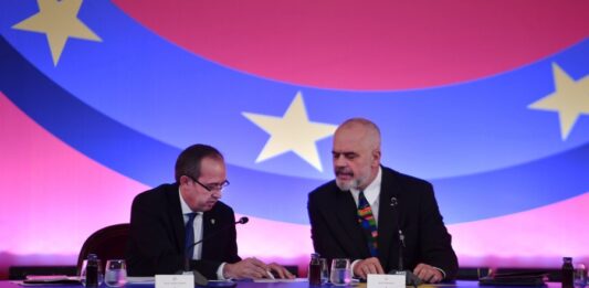 Kontrolli i medias, zyra e kryeministrit Rama caktoi televizionet që bënë pyetje në konferencën me Hotin
