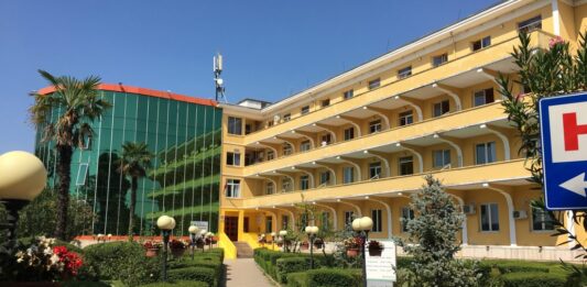 Sërish panik te “Shefqet Ndroqi”, hidhet nga lartësia pacienti 60-vjeçar me Covid-19, ndërron jetë