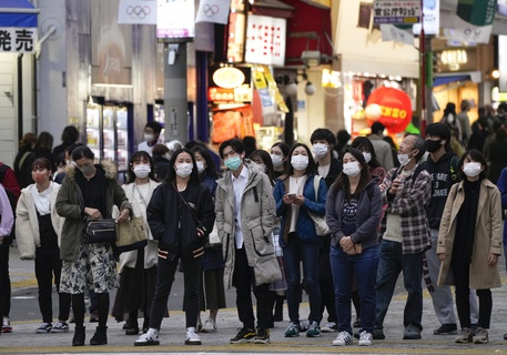 epa08845646 Pedestrians wearing protective masks walk a Shibuya crossway in Tokyo, Japan, 27 November 2020, after Tokyo marked 570 new COVID-19 infections, its highest record per day. The number exceeded 539 marked on 21 November. In Japan, 2,504 new cases of the COVID-19 coronavirus infection have been confirmed on 27 November 2020.  EPA/KIMIMASA MAYAMA