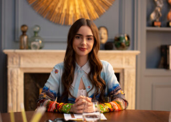 EMILY IN PARIS (L to R) LILY COLLINS as EMILY in episode 101 of EMILY IN PARIS. Cr. CAROLE BETHUEL/NETFLIX © 2020
